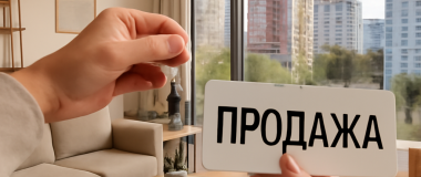 Портрет молодой женщины с длинными каштановыми волосами в светлом платье на фоне цветущего весеннего сада.